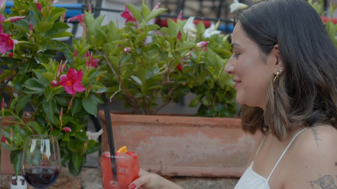 Un ospite con un cocktail durante una serata Aruanã