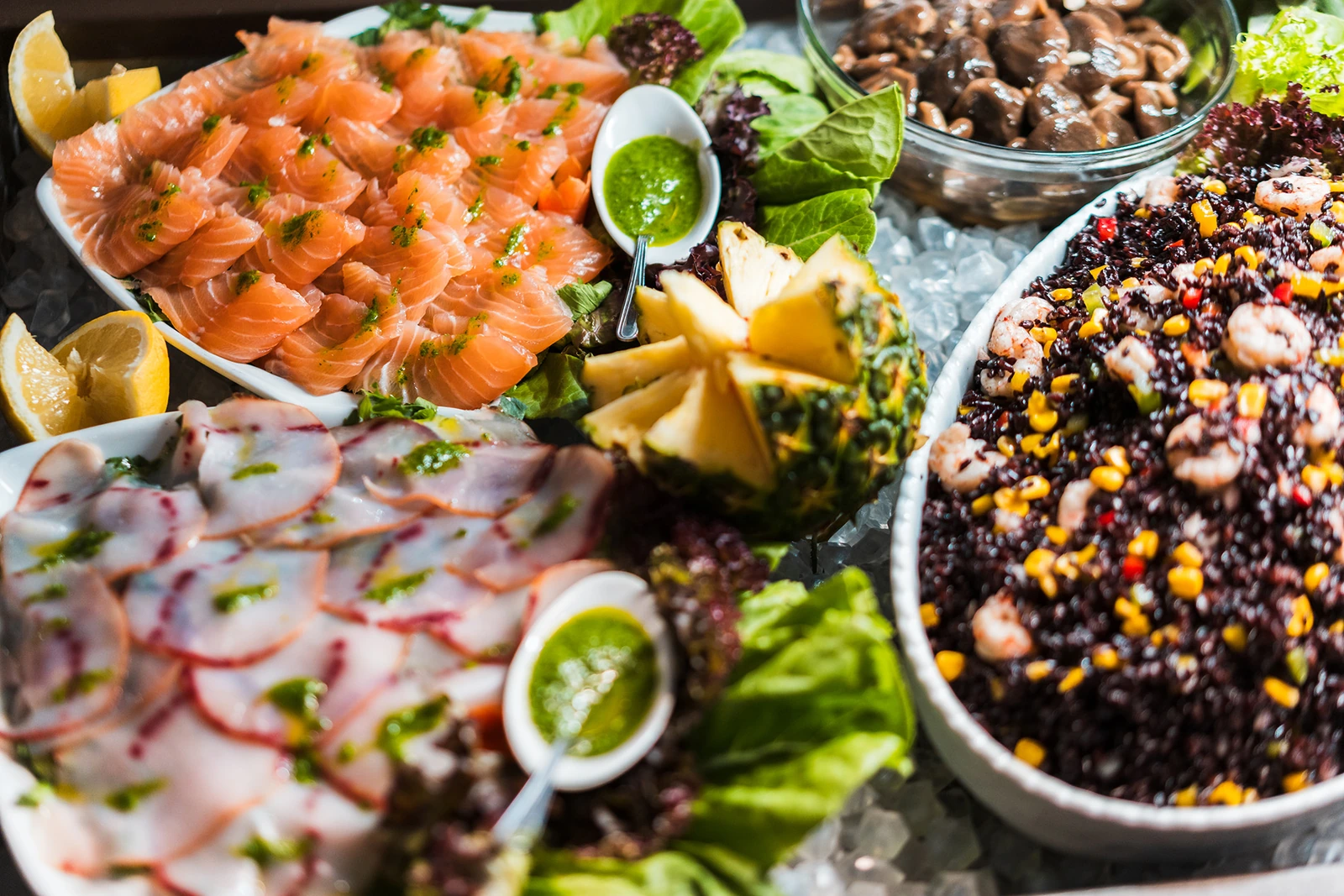 Il buffet Aruanã con antipasti, insalate e specialità