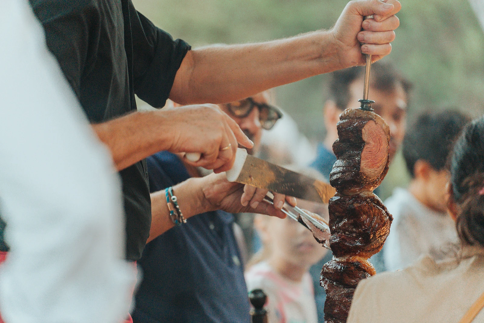 Il gaucho taglia una fetta di carne dallo spiedo Aruanã